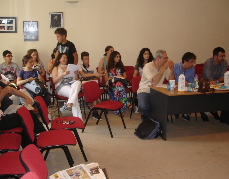 Η επιτροπή αξιολόγησης και παιδιά με τους συνοδούς εν αναμονή